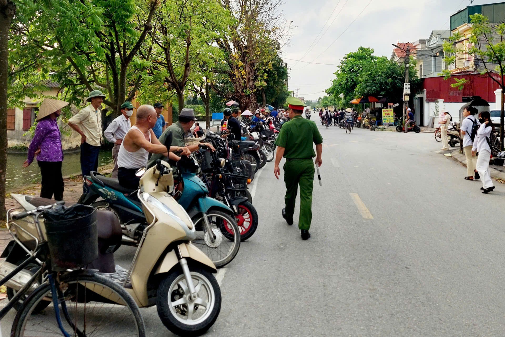 Công an xã Thái Tân tăng cường đảm bảo trật tự an toàn giao thông, trật tự công cộng tại khu vực cổng trường học